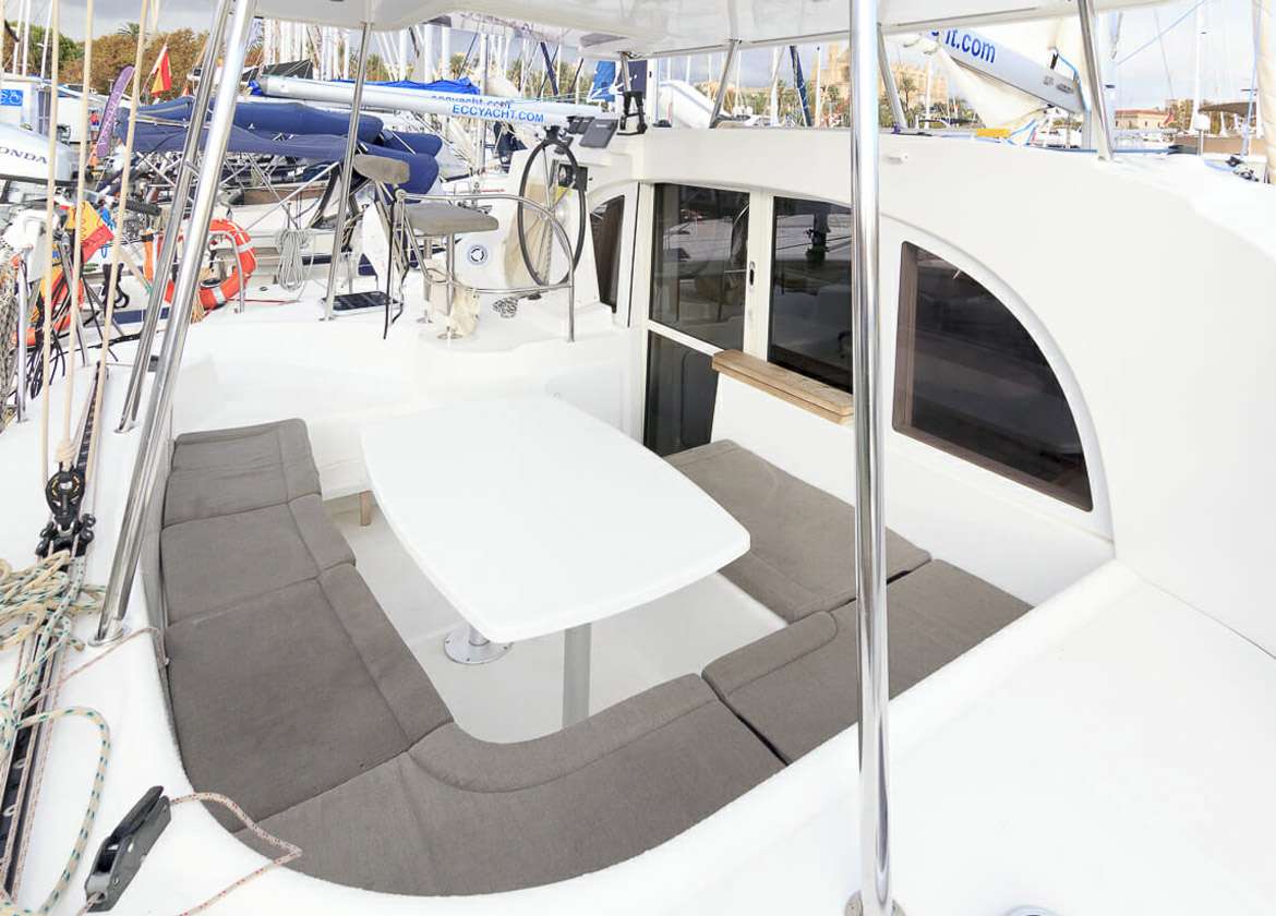 upperdeck catamaran lagoon 380 2014