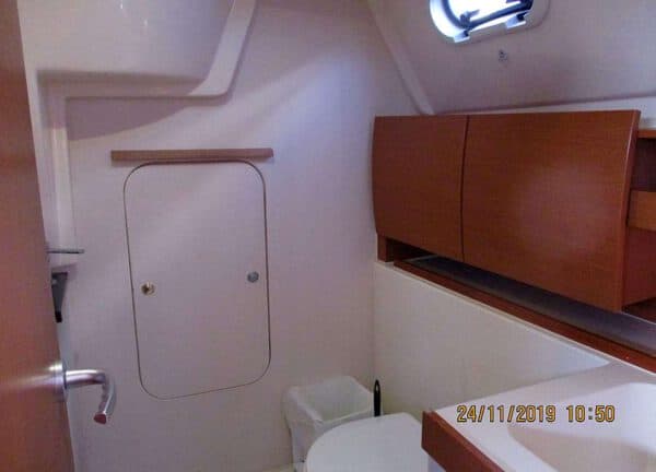 bathroom sailing yacht charter hanse 325 mallorca