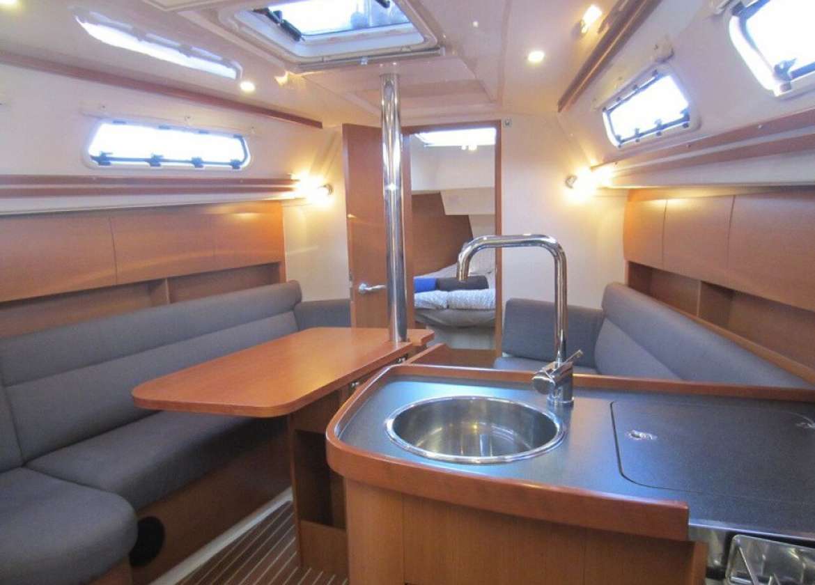 lounge sailing yacht charter hanse 325 mallorca