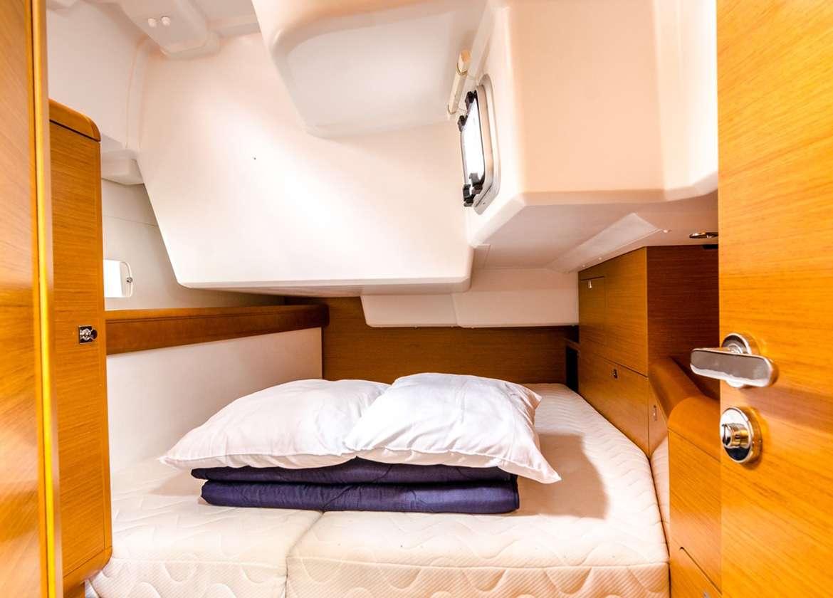 cabin sailing yacht sun odyssey 519 mallorca charter