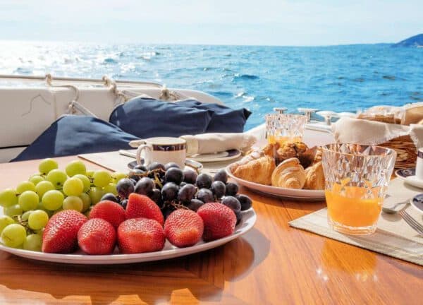 dining motor yacht sunseeker manhattan 66 mediterrani mallorca