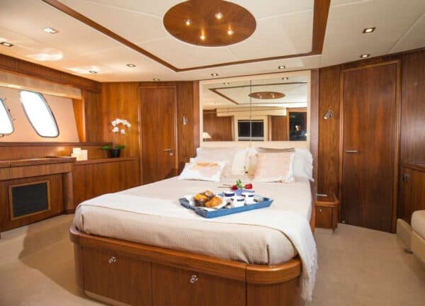 master cabin motor yacht sunseeker manhattan 66