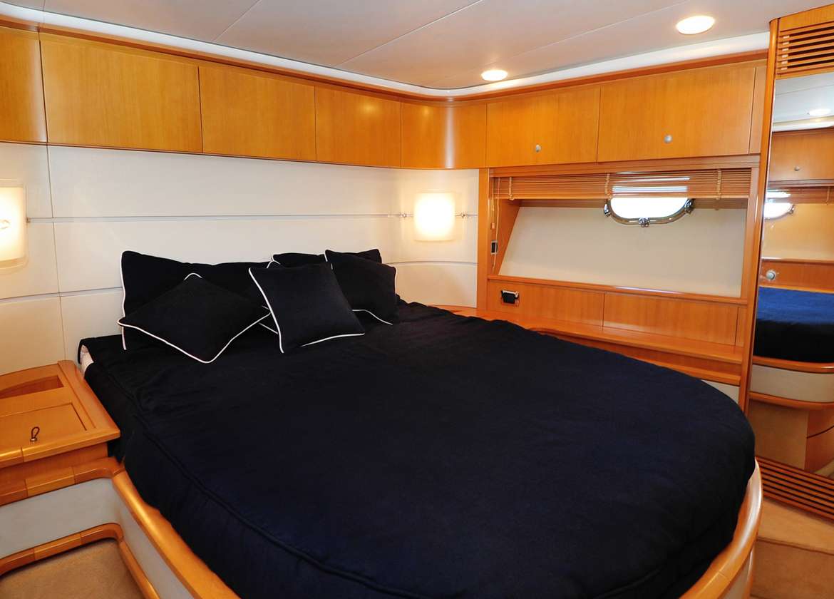 VIP Kabine Motoryacht charter baia azzurra 63