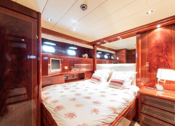 vip cabin motor yacht mangusta 72 thats amore