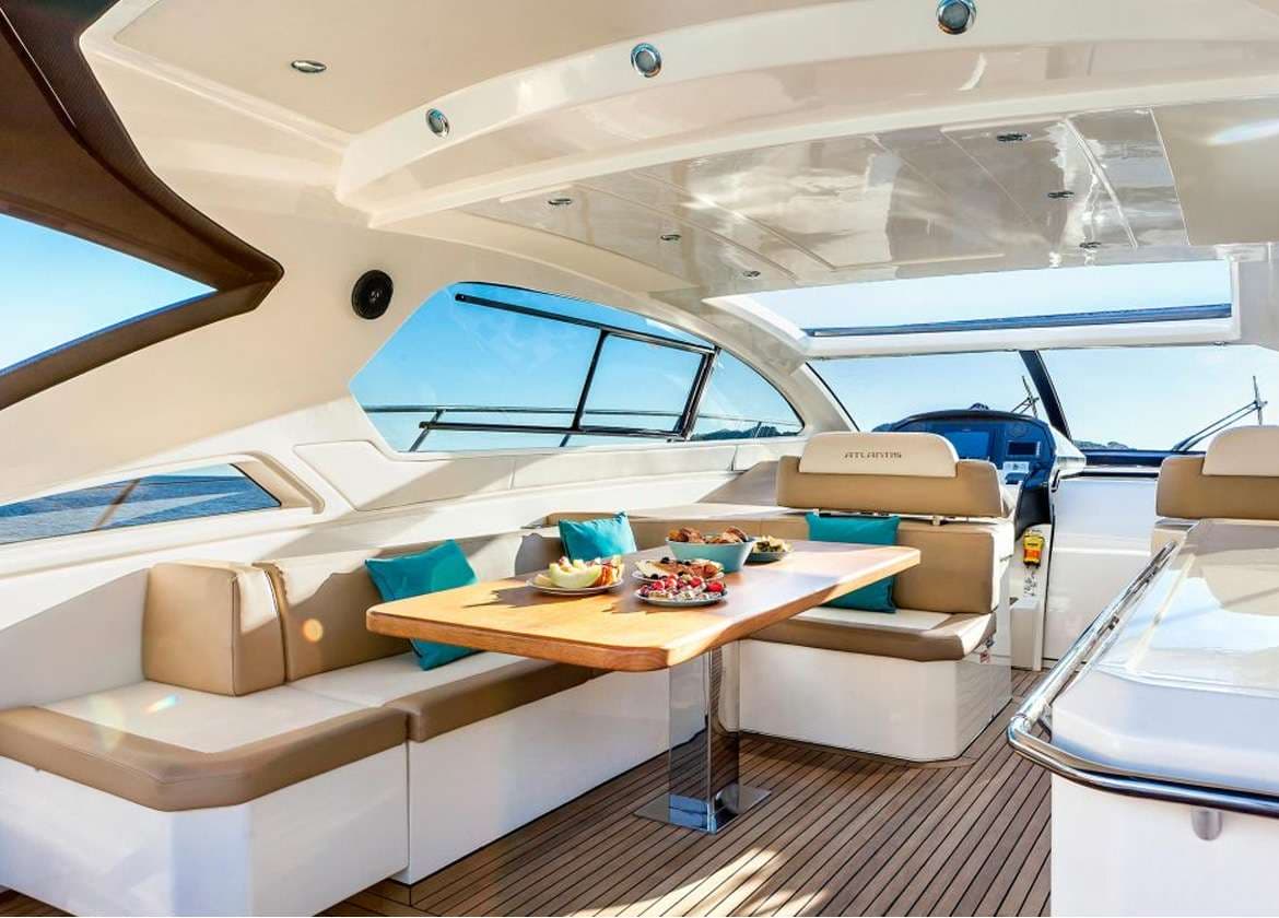 Esstisch Motoryacht charter atlantis 58 inception Mallorca