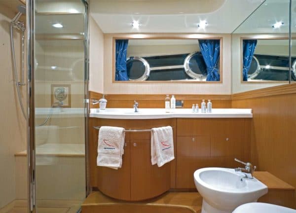 bahtroom motor yacht apreamare maestro 65 trabucaire charter