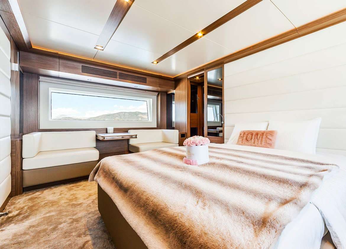 VIP Kabine Motoryacht charter sirena 64 salacia Balearen