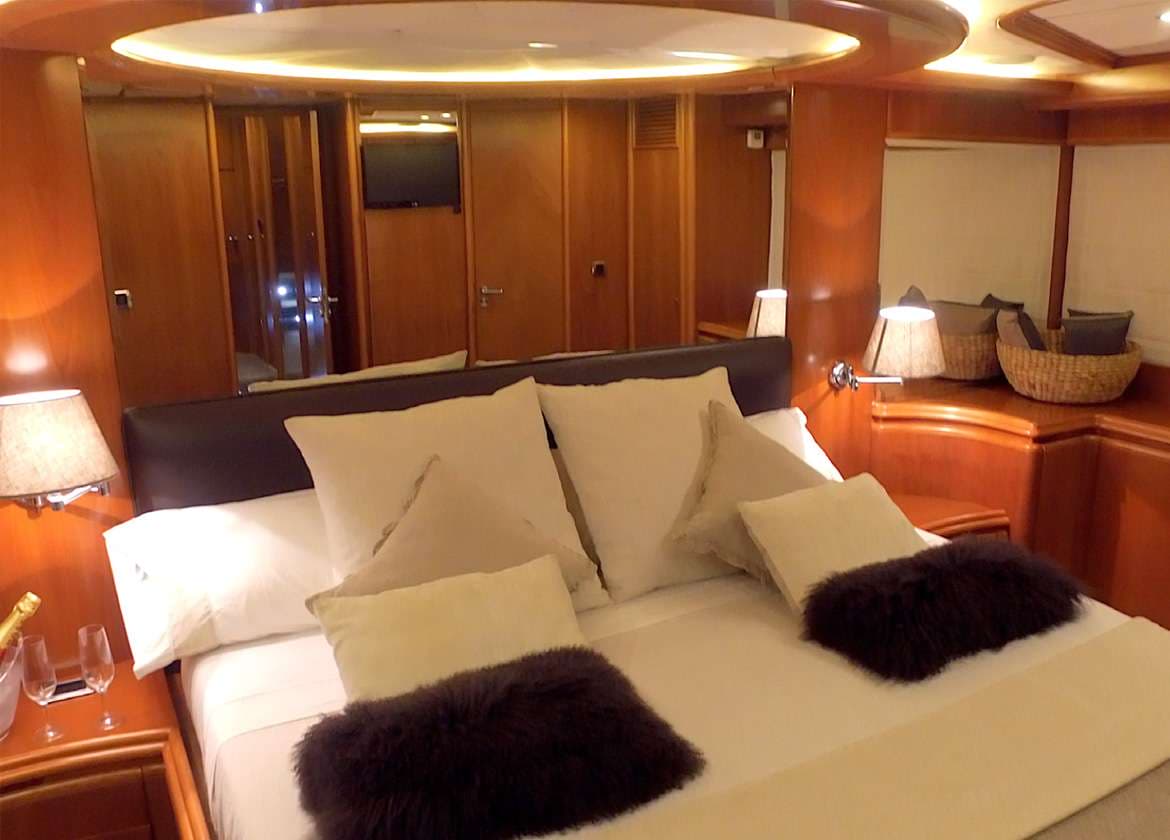 vip cabin motor yacht astondoa 72 kitty kat