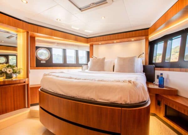 vip cabin navetta 58 maybe5 motor yacht