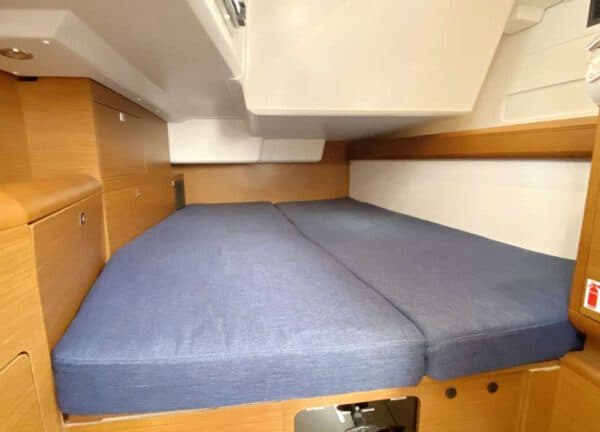 jeanneau sun odyssey 519 mallorca cabin