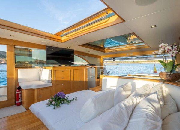 lounge motor yacht ibiza lobster 62 dhamma