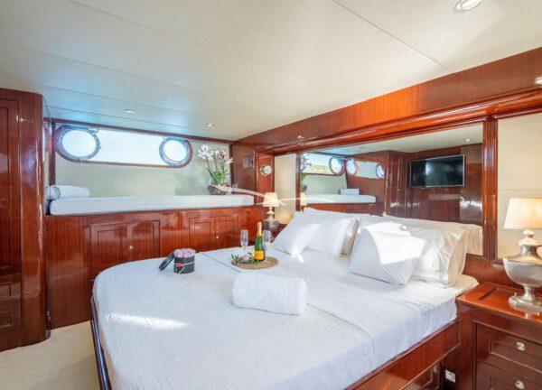 vip cabin motor yacht charter ibiza lobster 62 dhamma