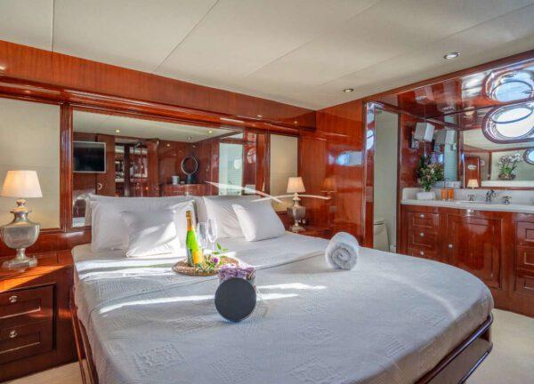 vip cabin motor yacht ibiza lobster 62 dhamma
