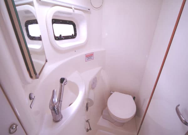 bathroom catamaran leopard 444 mallorca charter