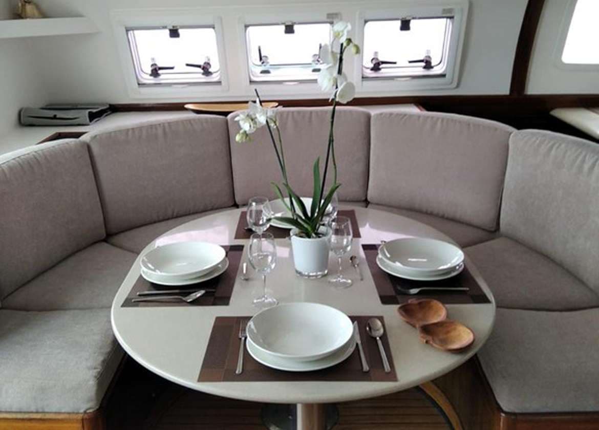 Esstisch Katamaran fountaine pajot 56 Mallorca