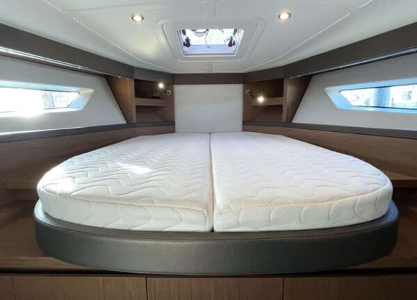 vip cabin motor yacht beneteau gran turismo 40 midnight