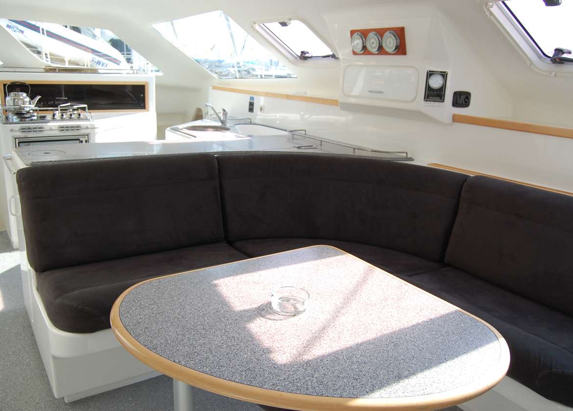 Salon Katamaran voyage 440 charter Mallorca