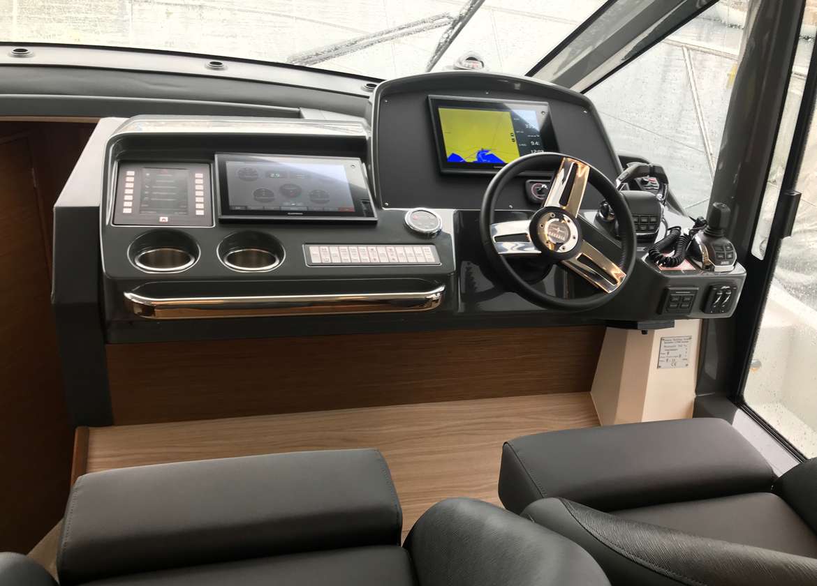 cockpit Motoryacht charter bavaria r40 Mallorca