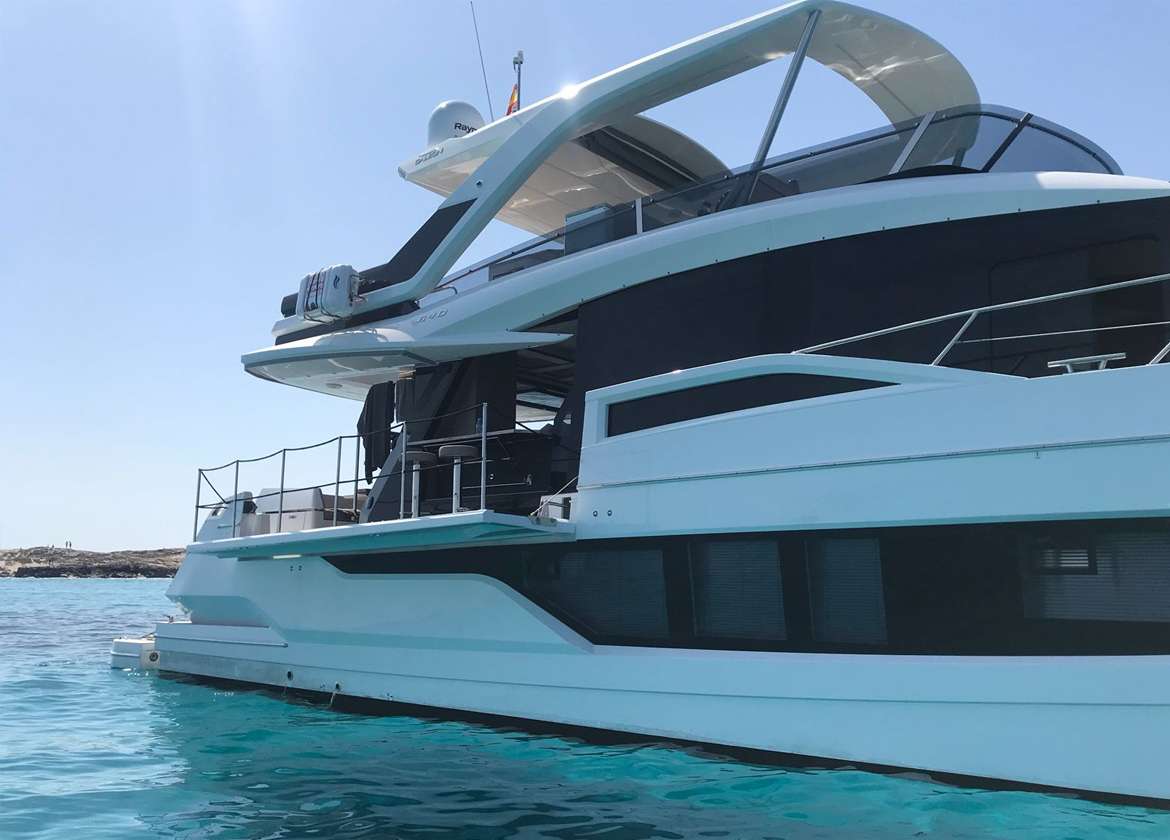 Motoryacht galeon 640 fly Mallorca charter