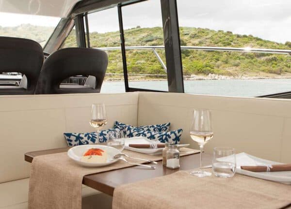 Salon Motoryacht charter bavaria r40 Mallorca