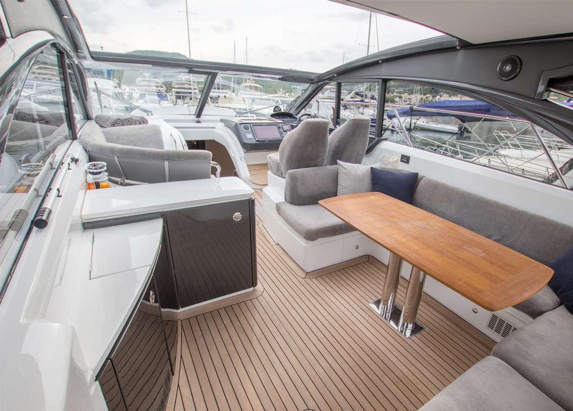 Oberdeck Motoryacht charter princess v48