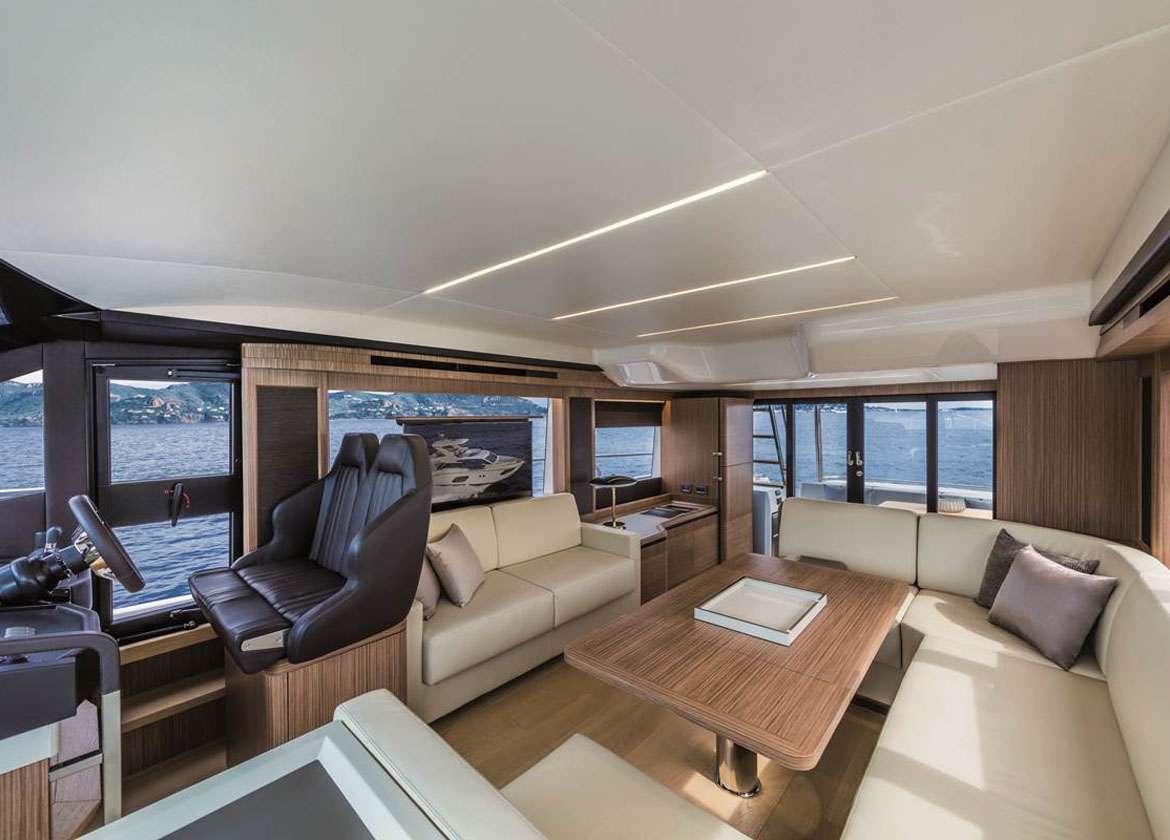 Lounge Motoryacht absolute 52 fly ht 2019 Mallorca