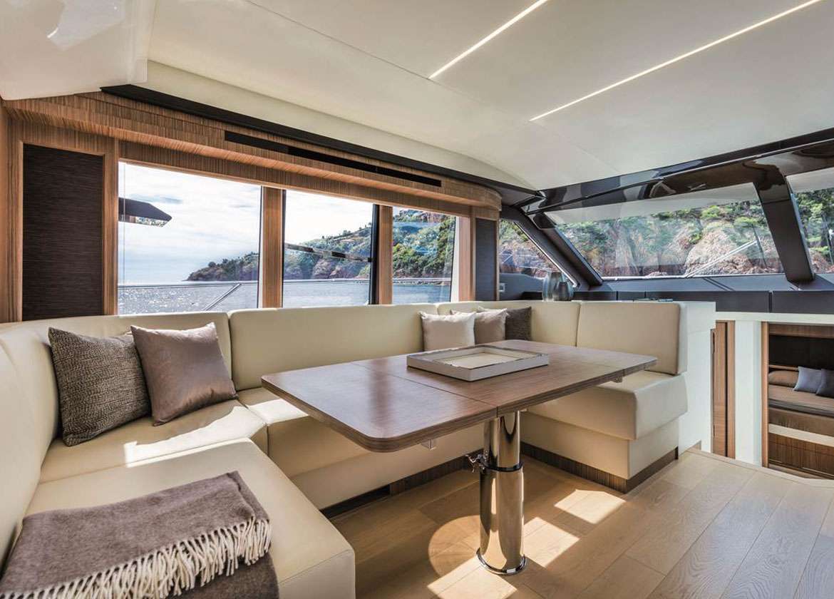 Lounge Motoryacht absolute 52 fly ht 2019