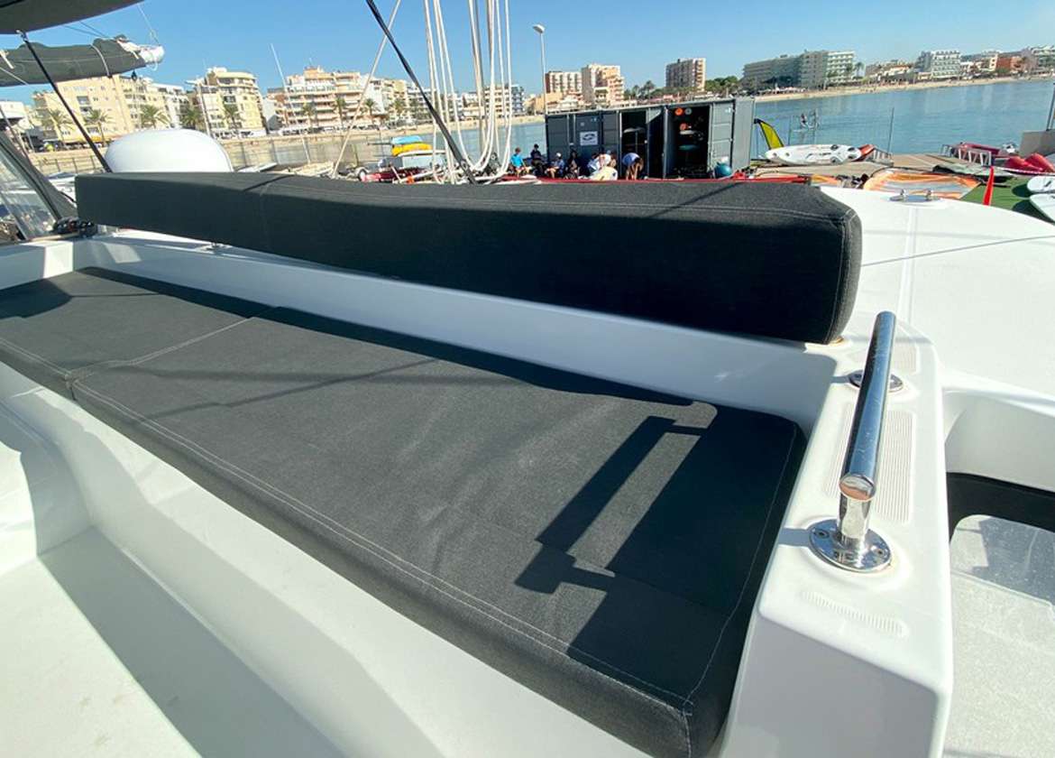 Oberdeck Katamaran lagoon 450 f 2018 bareboat charter Mallorca