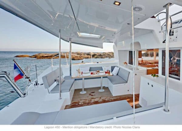 Oberdeck Sitzgruppe Katamaran lagoon 450 f Charter Mallorca