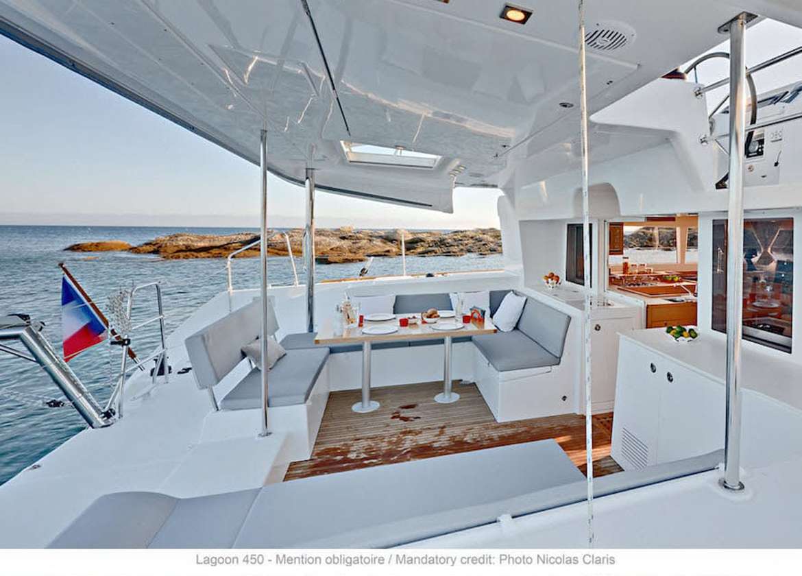 Oberdeck Sitzgruppe Katamaran lagoon 450 f Charter Mallorca