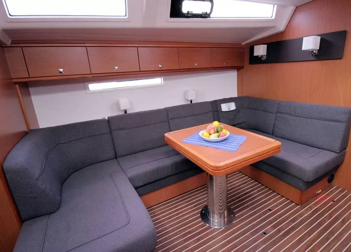 Lounge Segelyacht bavaria 56 cruiser Mallorca