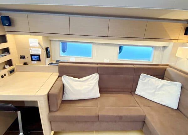 Salon Segelyacht hanse 548 Mallorca charter