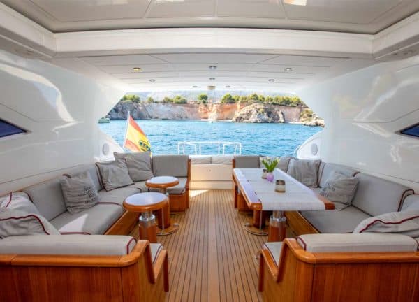 Oberdeck Motoryacht charter mangusta 72 thats amore