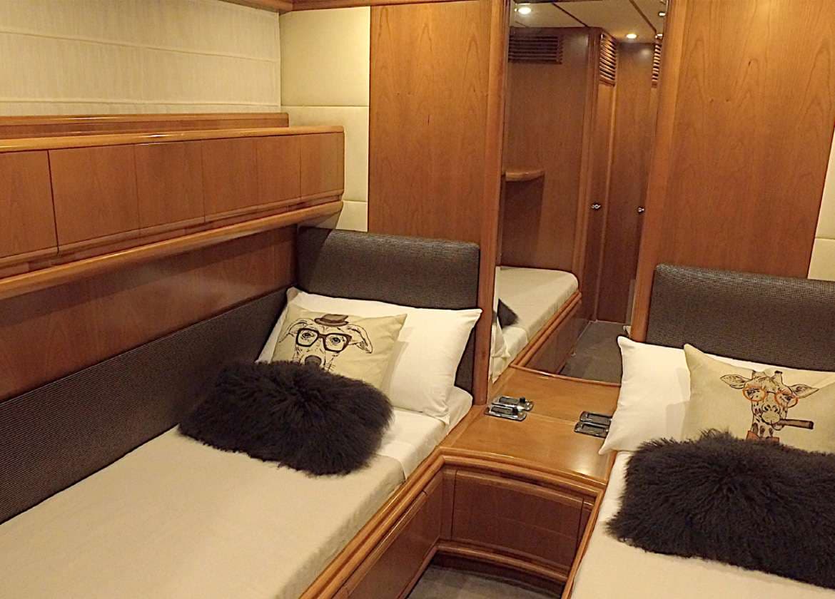 Zweibett Kabine Motoryacht astondoa 72 kitty kat