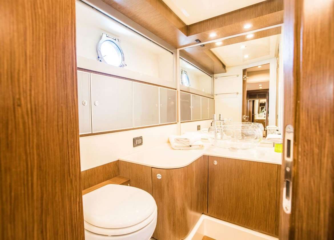 Badezimmer Motoryacht riva 68 ego pendragon charter Mallorca