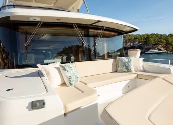 Oberdeck navetta 58 maybe5 Motoryacht charter