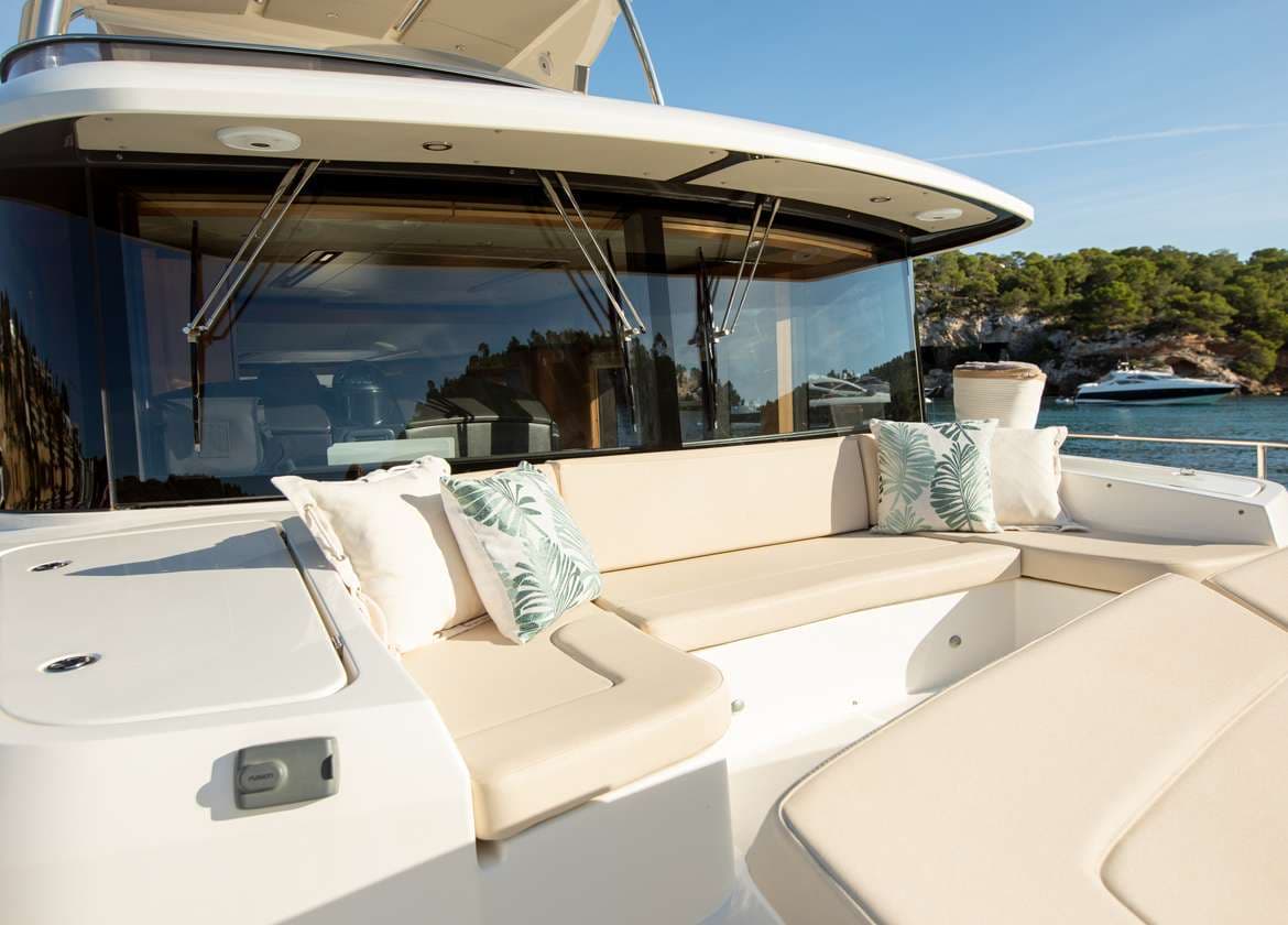 Oberdeck navetta 58 maybe5 Motoryacht charter
