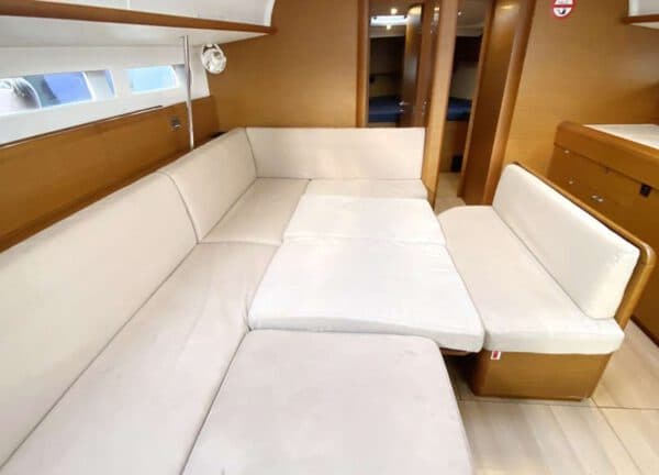 Salon jeanneau sun odyssey 519 Mallorca