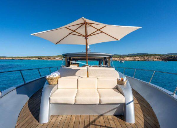 Sonnenbetten Motoryacht charter ibiza lobster 62 dhamma