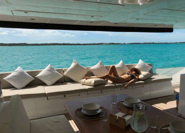 Oberdeck sunbed Luxusyacht Katamaran lagoon 620