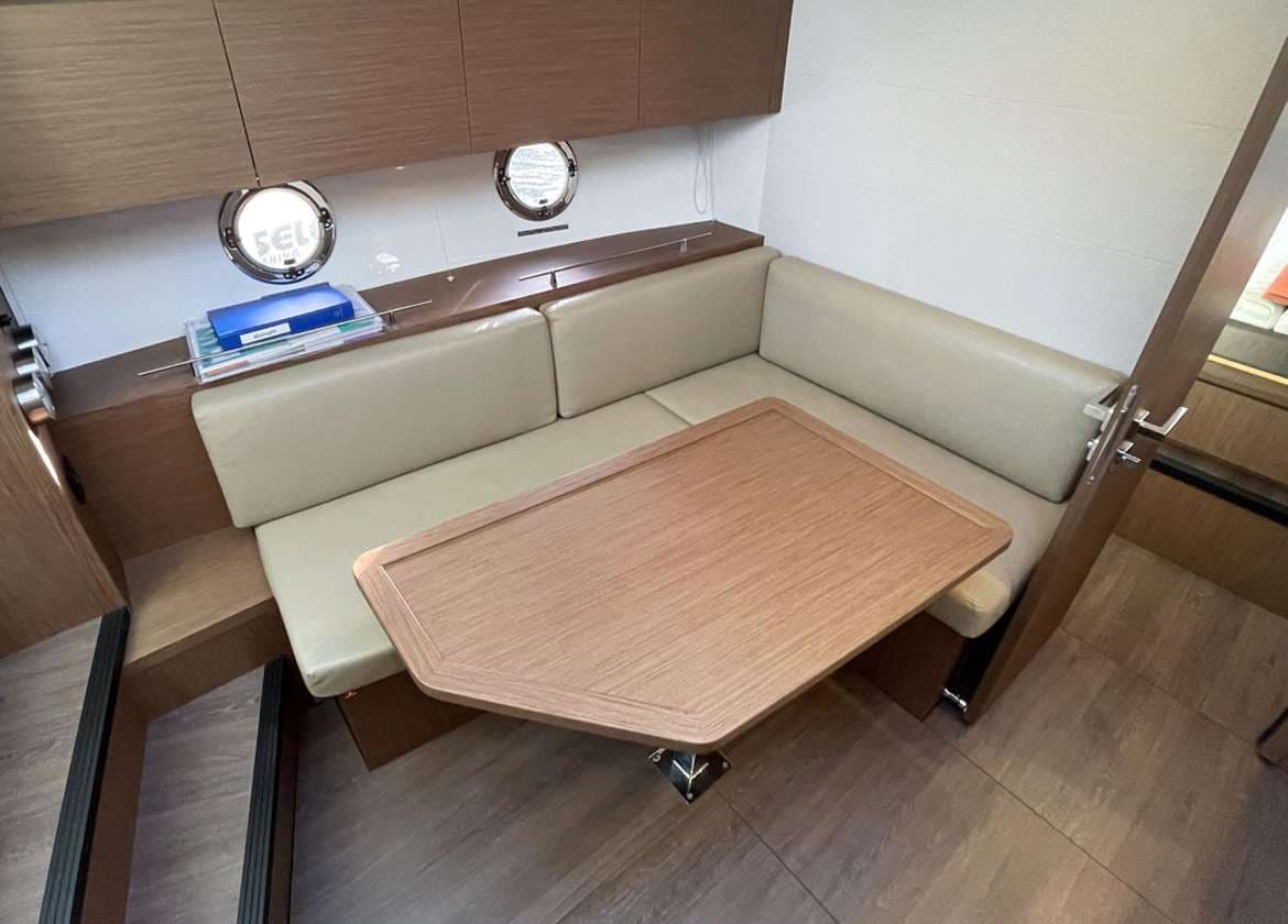 Lounge Motoryacht beneteau gran turismo 40 midNacht